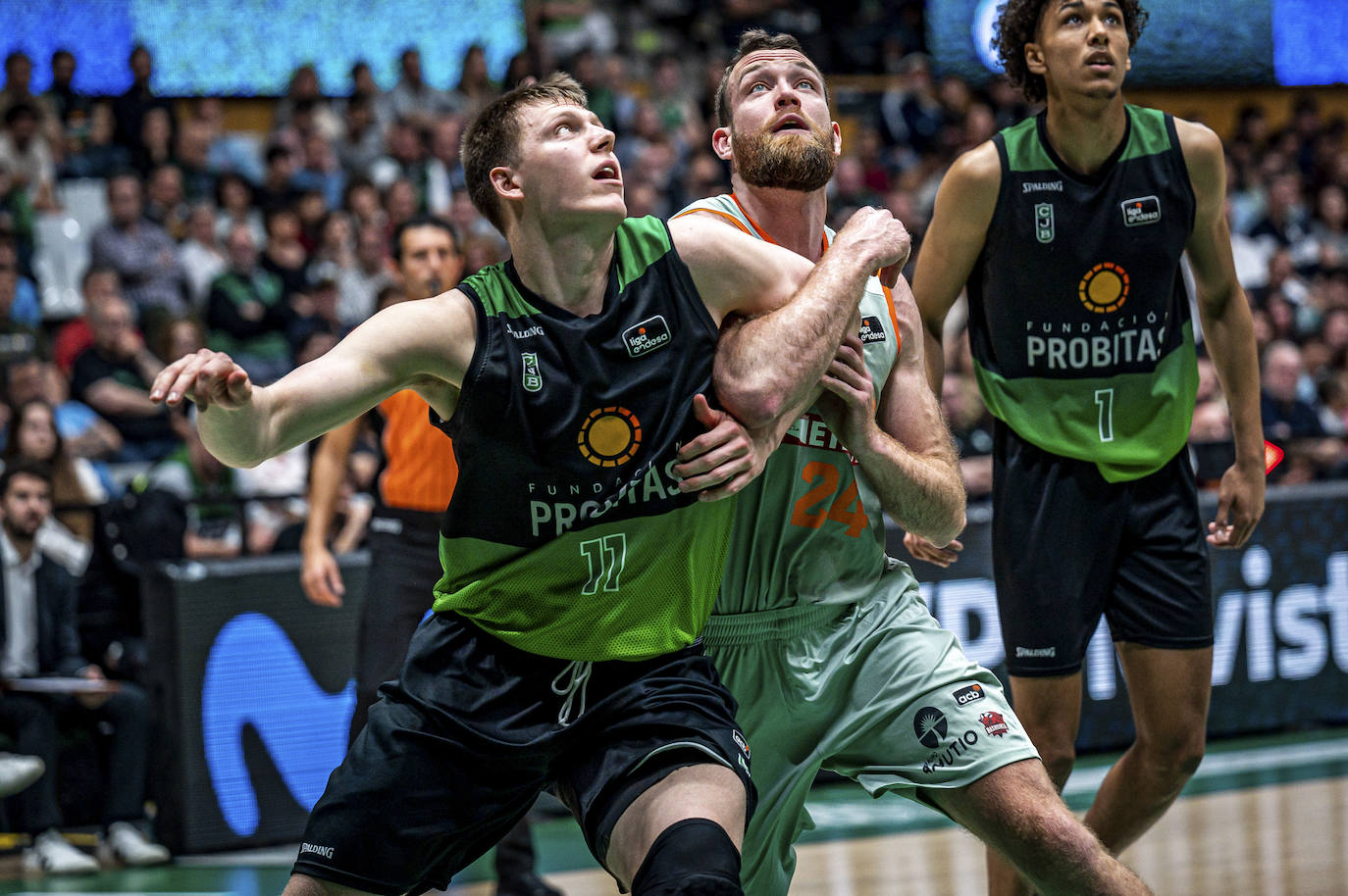 Matt Costello enlaza su brazo con el del verdinegro Ellenson a la espera de un rebote.