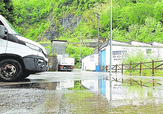 Empresa del polígono Altzibar de Oiartzun que la Guardia Civil registró el miércoles, donde requisó dos camiones con angula viva bajo la supervisión de una técnica foral.