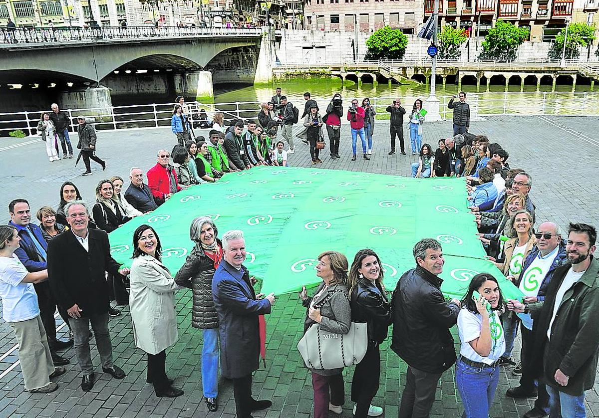 La Asociación Contra el Cáncer reunió ayer a varias entidades y personajes conocidos de Bizkaia para reclamar más financiación.