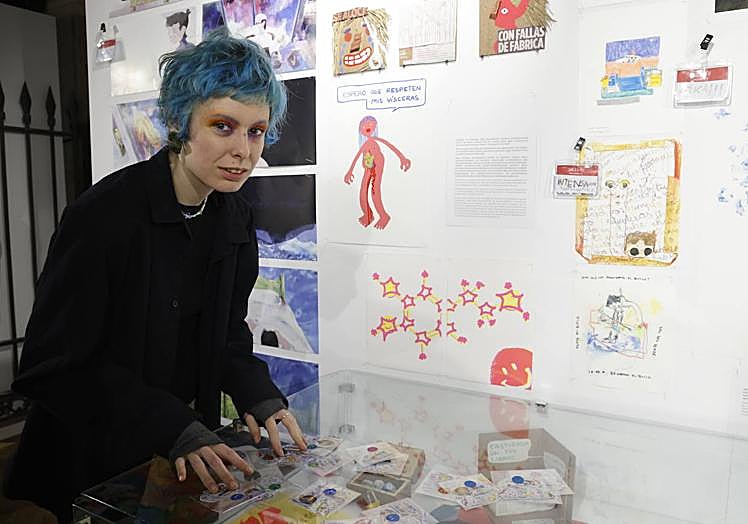 Imagen principal - Izuzquiza y Scharf junto a sus obras. Debajo, detalle de la obra del segundo.