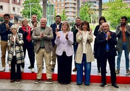 Teresa Laespada, junto a los integrantes de la candidatura del PSE a las Juntas Generales de Bizkaia.