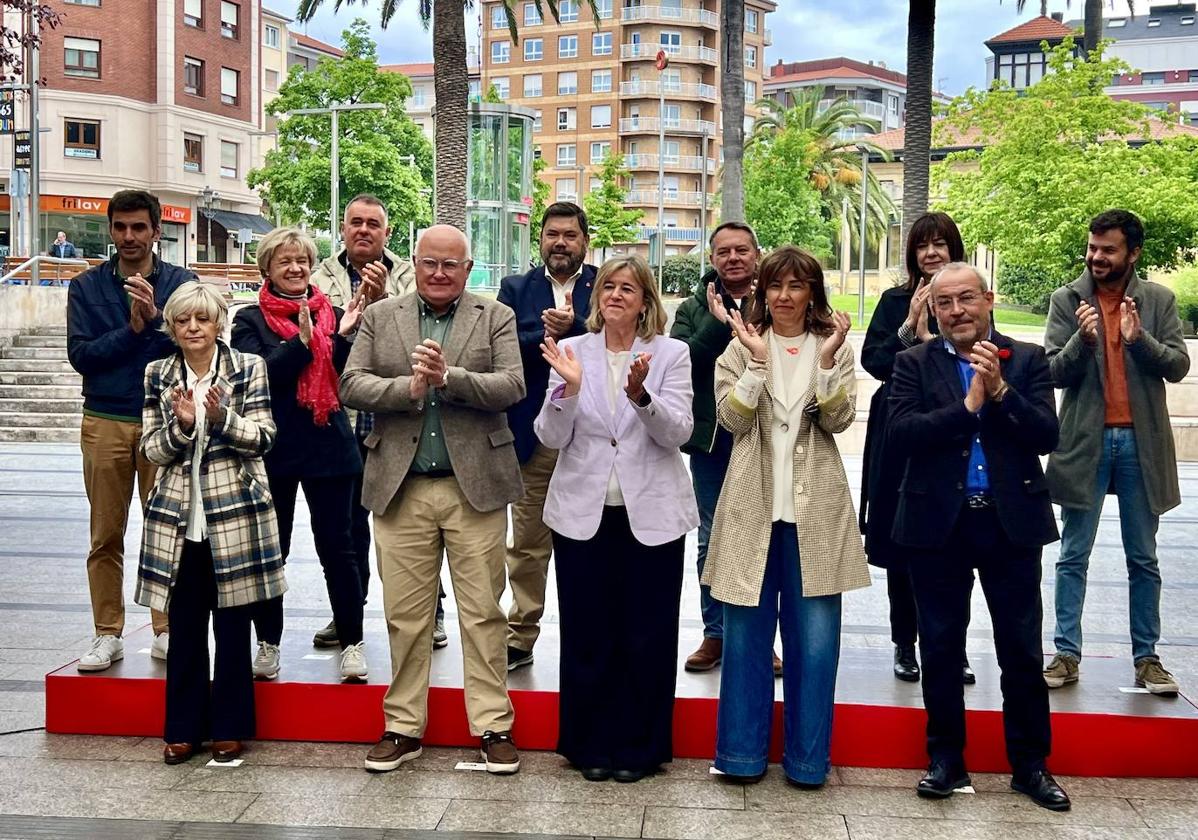 Teresa Laespada, junto a los integrantes de la candidatura del PSE a las Juntas Generales de Bizkaia.