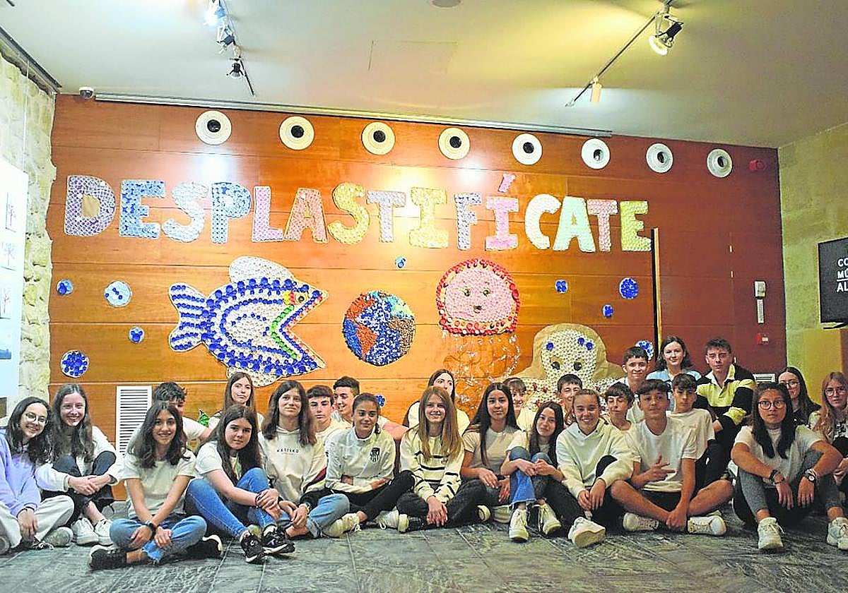 Jóvenes participantes en la exposición, rodeados de creaciones del proyecto COVIDA.