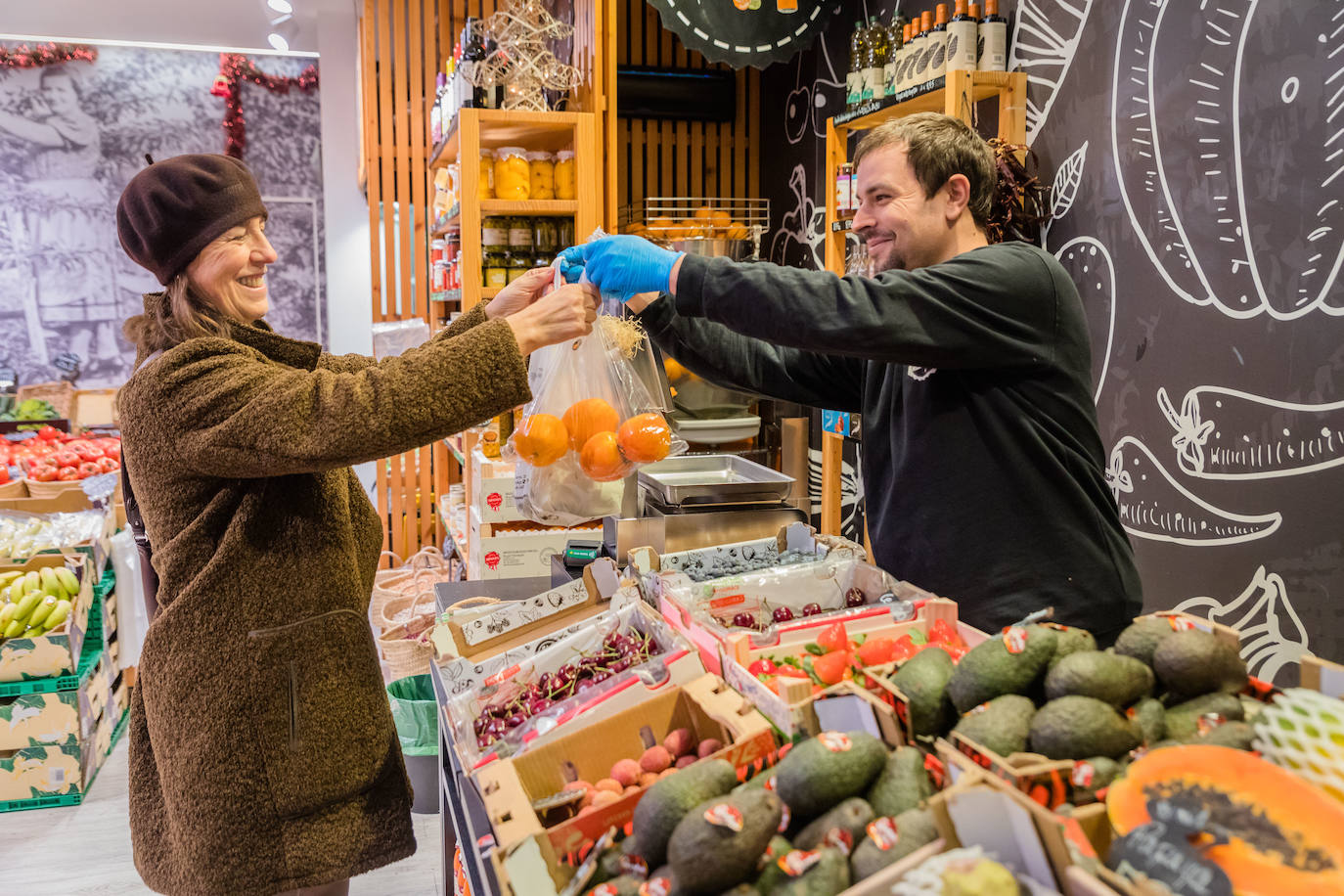 Una cliente compra fruta en un establecimiento del País Vasco