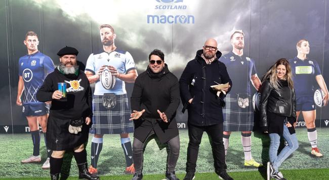 En Murrayfield, antes de un Escocia-Francia, con kilt y sus colegas Jesús, Roger y Carol, Manu tiene un tartán propio que le ayudó a elegir John Stewart, gaitero y jardinero de Mendizorroza.