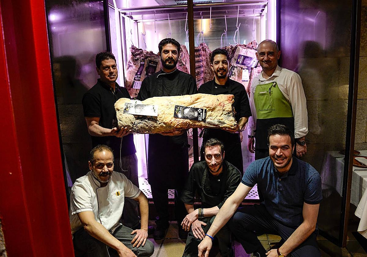 Parte del equipo de Sugarra con el propietario Jaime García y el parrillero Gorrita.