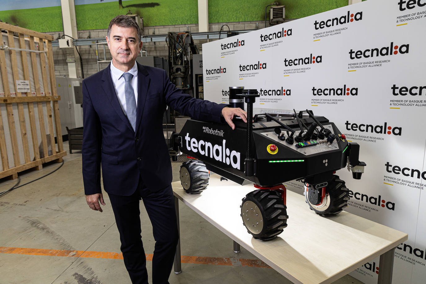 Jesús Valero, Director General de Tecnalia con un prototipo desarrollado con Robotnik