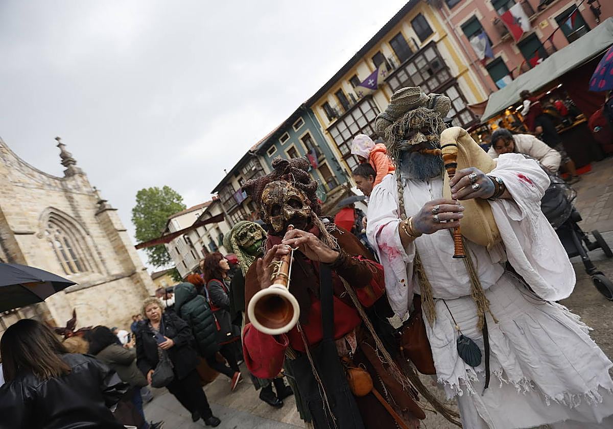 Ambiente festivo en la tradicional feria medieval de Balmaseda