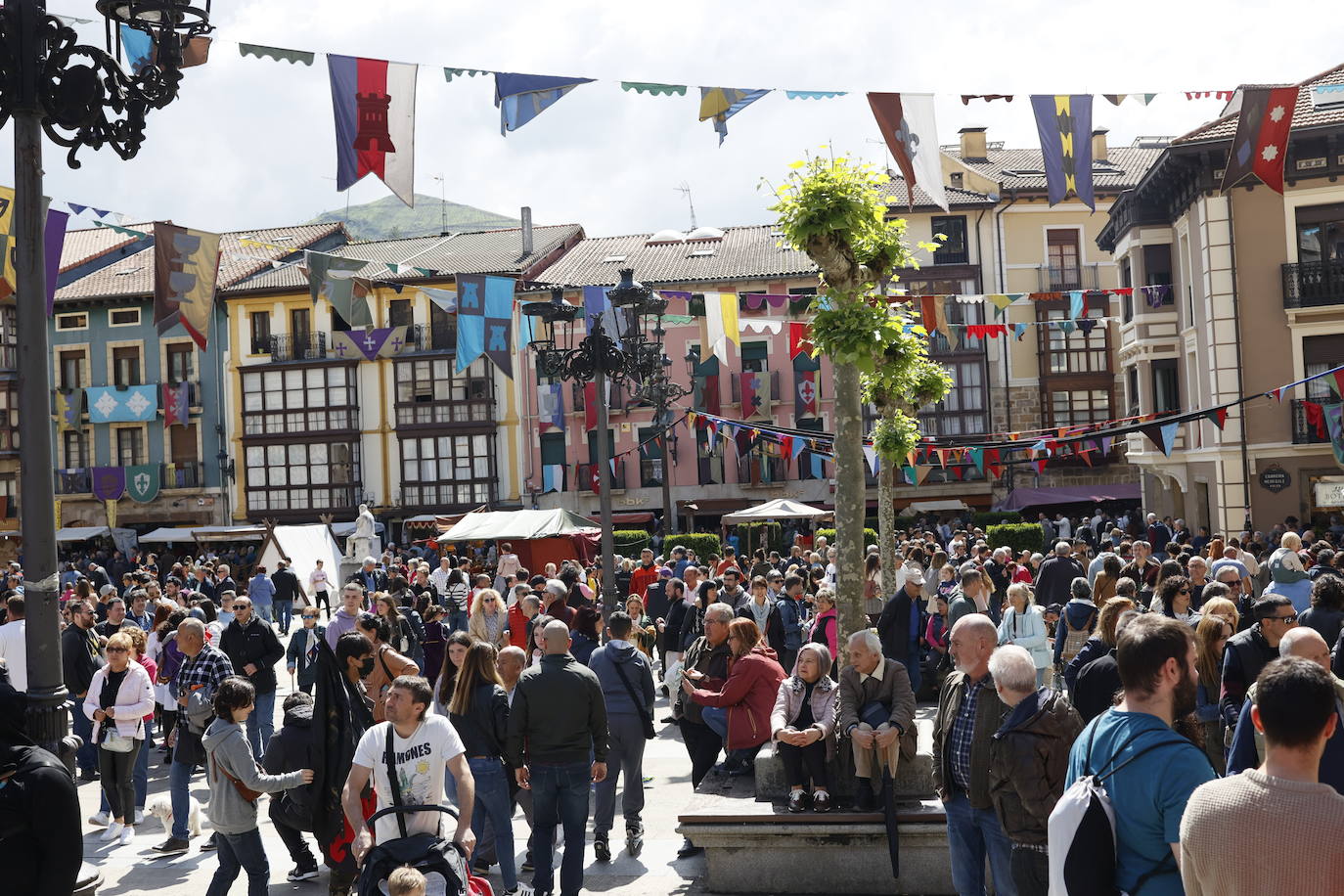 Ambiente festivo en la tradicional feria medieval de Balmaseda
