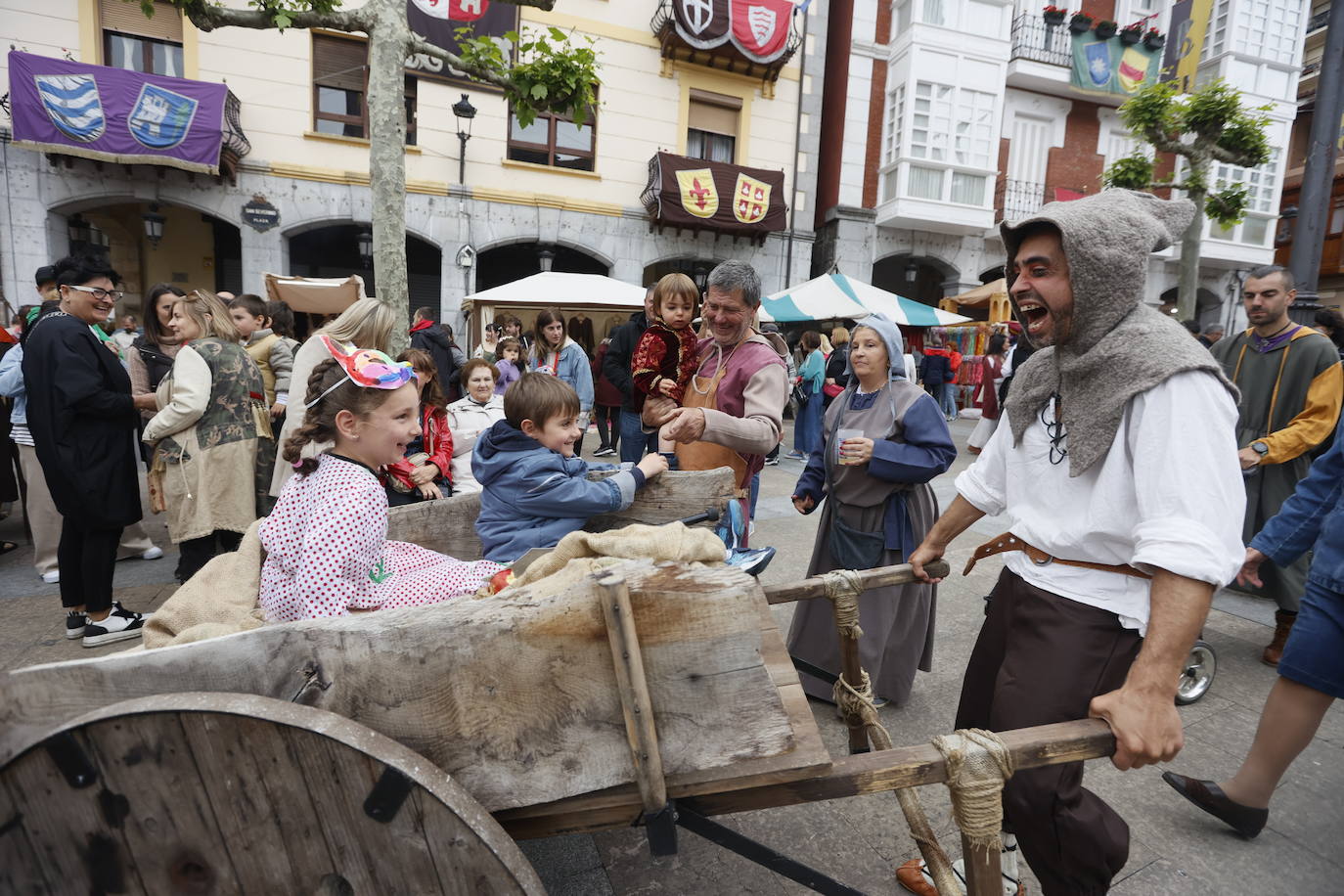 Ambiente festivo en la tradicional feria medieval de Balmaseda