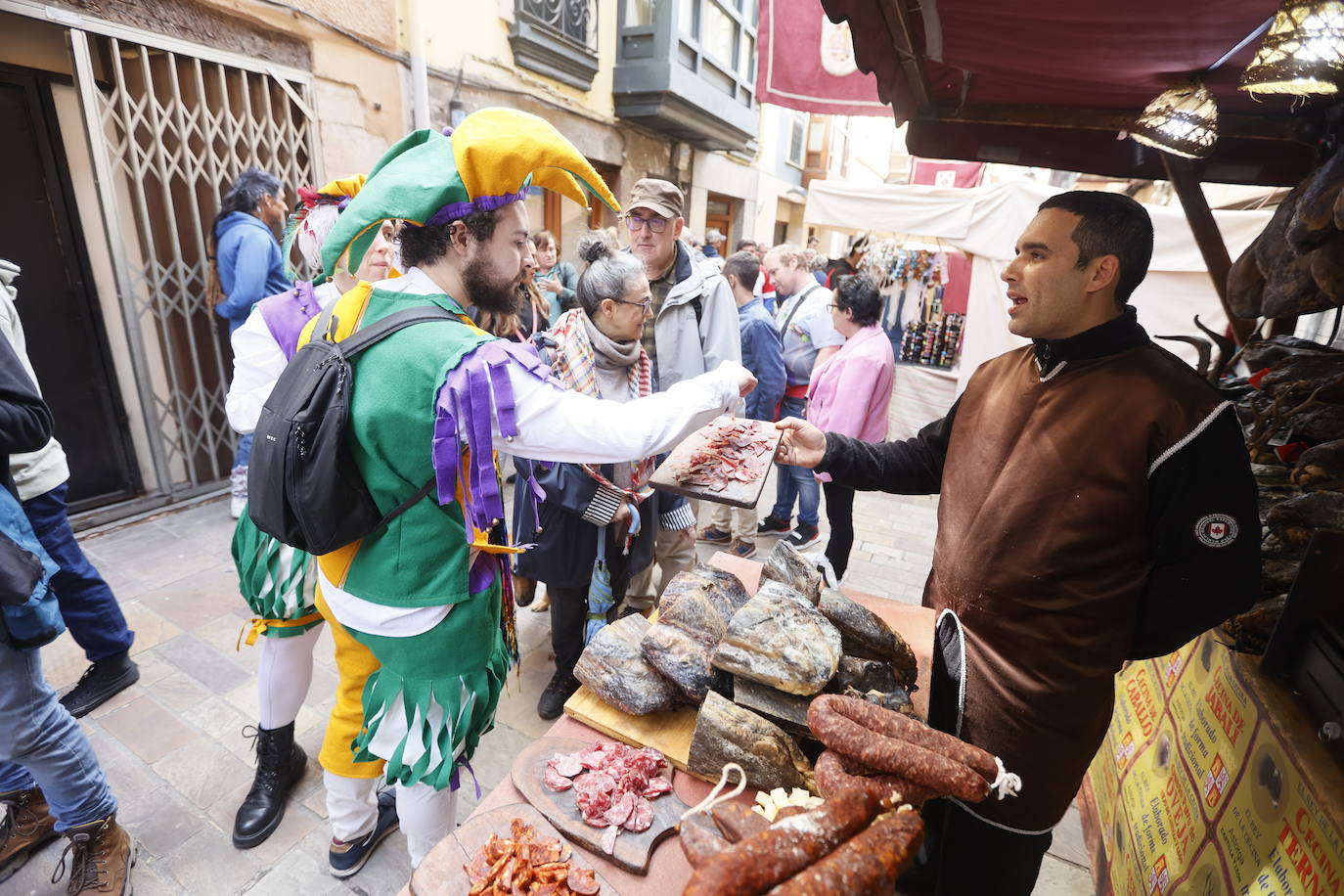 Ambiente festivo en la tradicional feria medieval de Balmaseda