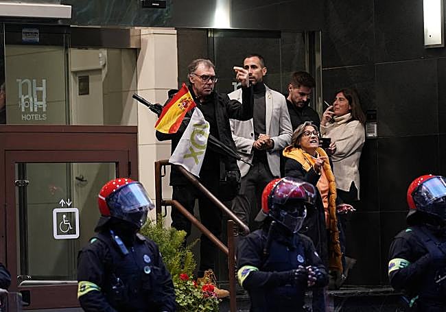 Un simpatizante de Vox se encara con los manifestantes.