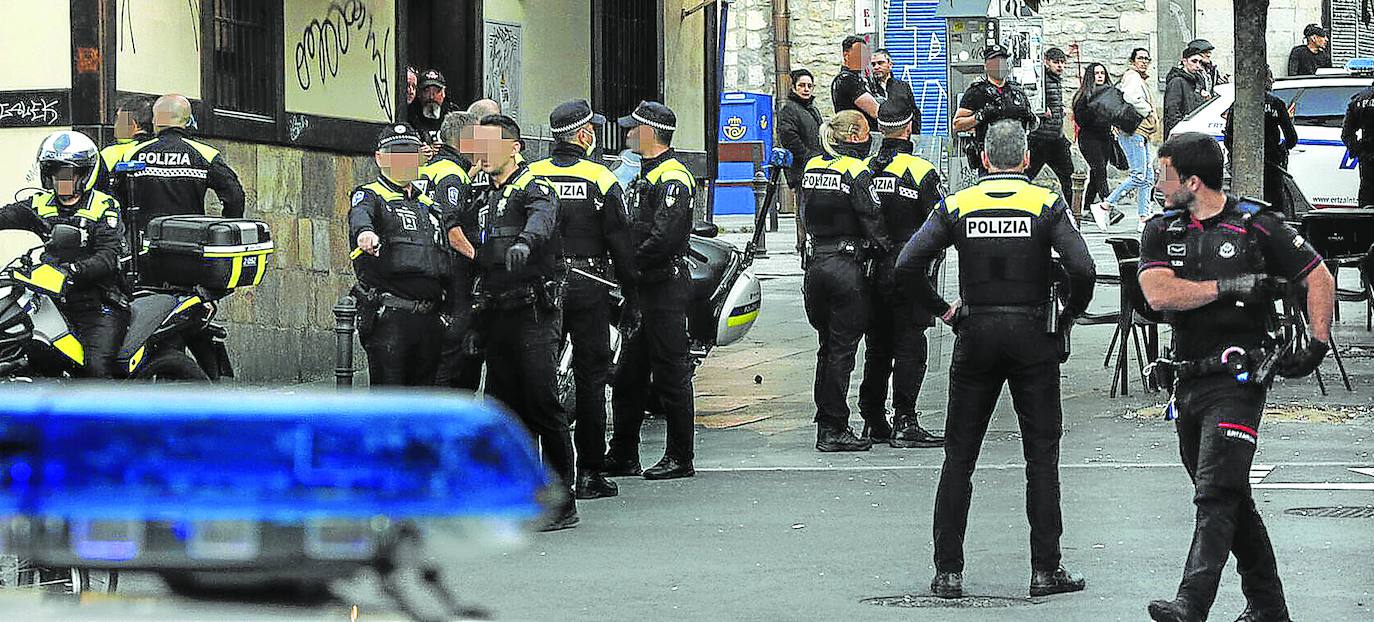 Despliegue de la Policía Local y la Ertzaintza tras una pelea multitudinaria en la zona de Aldabe.