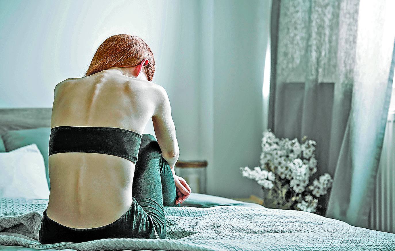 Retrato de espaldas de una mujer ajena a la información.