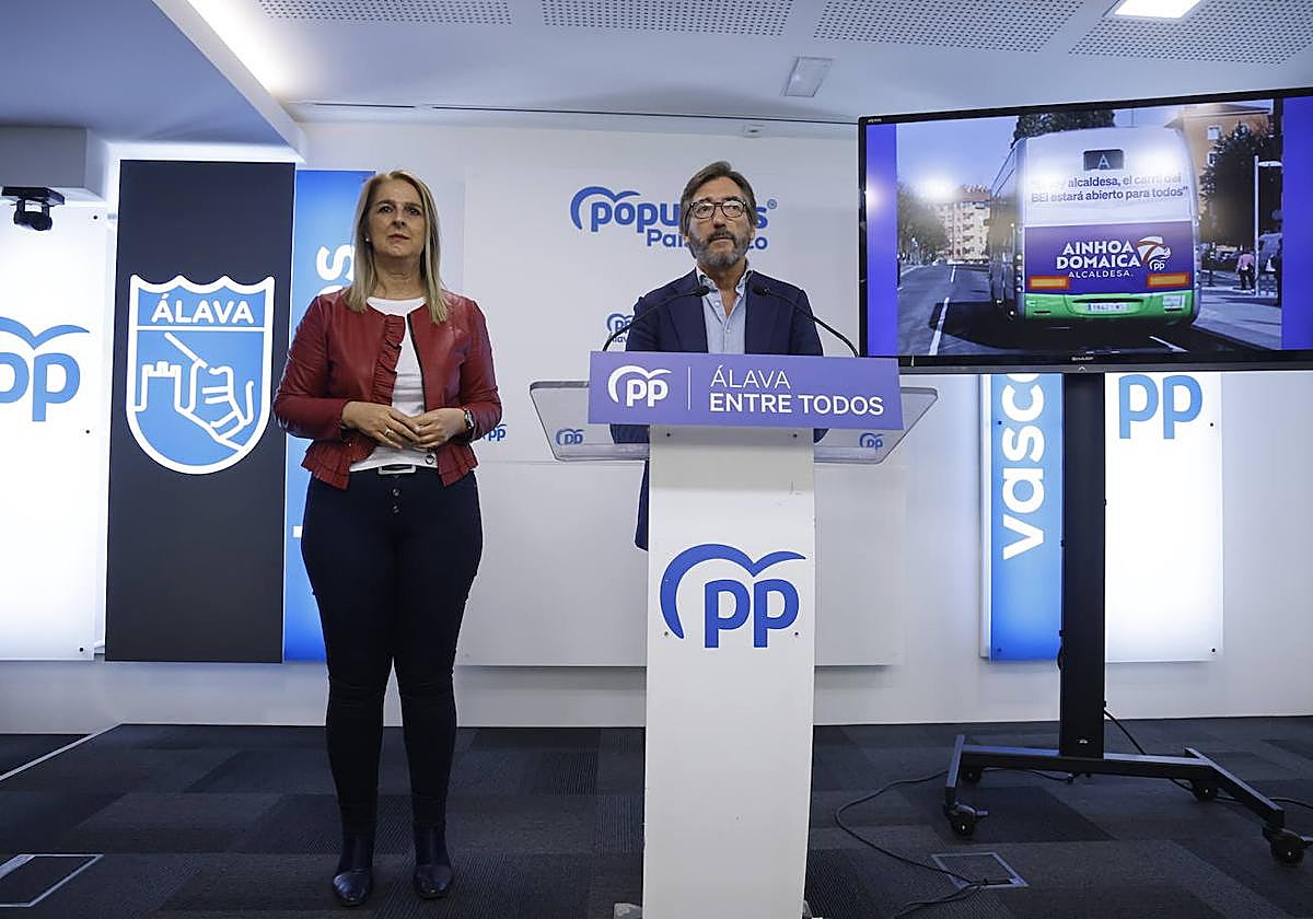 Domaica y Oyarzábal, esta mañana en la sede del PP en Vitoria.