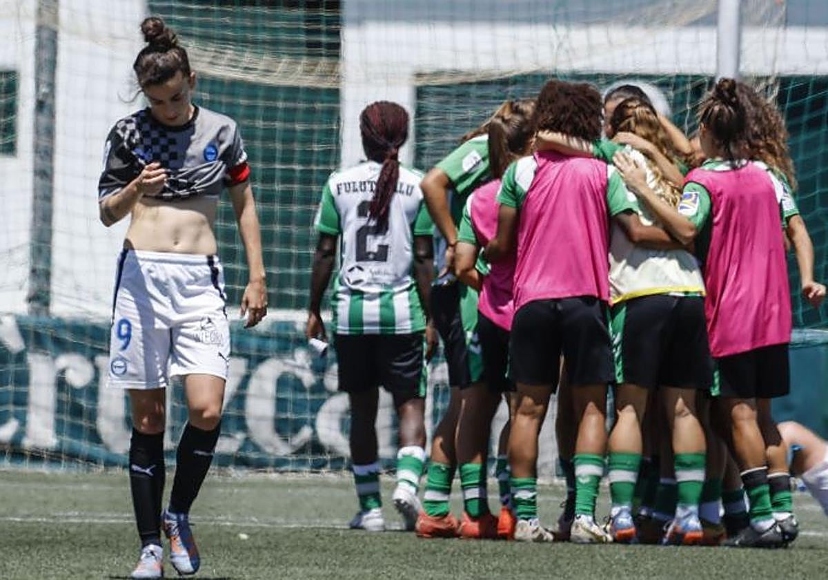Sanadri se marcha decepcionada a vestuarios tras pitar la colegiada el final del encuentro.