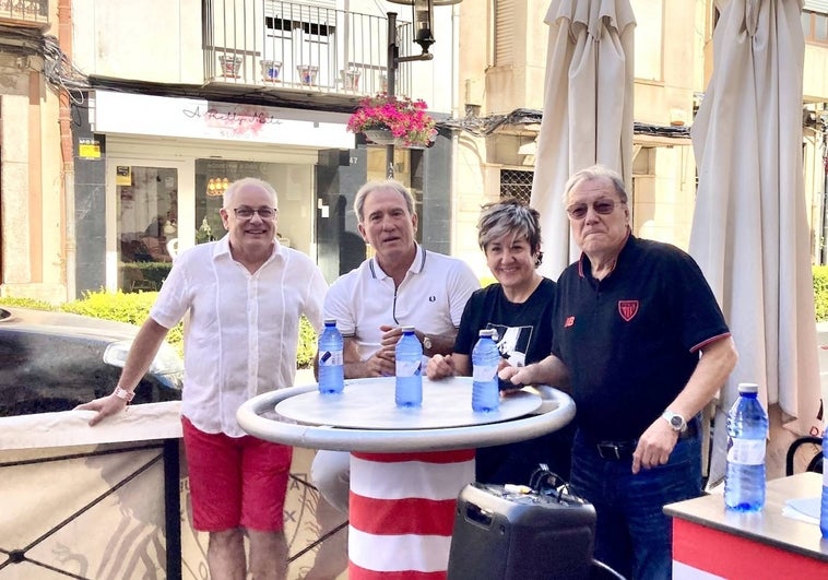 Francis Guardino, presidente de la peña de Vinaroz, Andoni Goikoetxea, Goizalde Santamarina y Manolo Delgado, en Vinaroz.