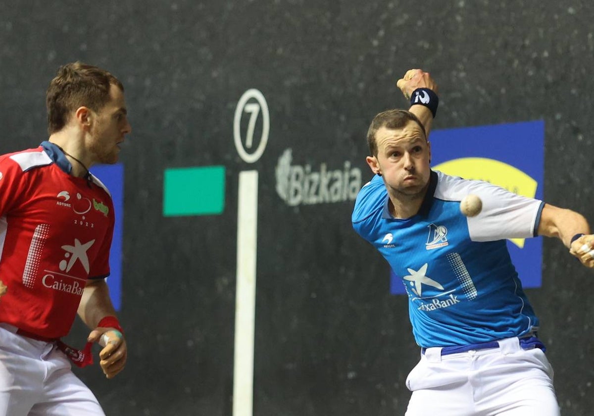 Elordi puso la pelota muy lejos con la derecha y la arrimó bien a pared.