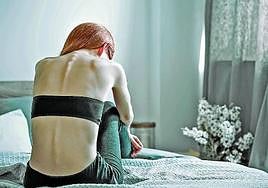 Retrato de espaldas de una mujer ajena a la información.