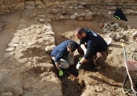 Dos arqueólogos trabajan en el interior del espacio que ocupó el Almacén de la Revilla de Salinas de Añana.