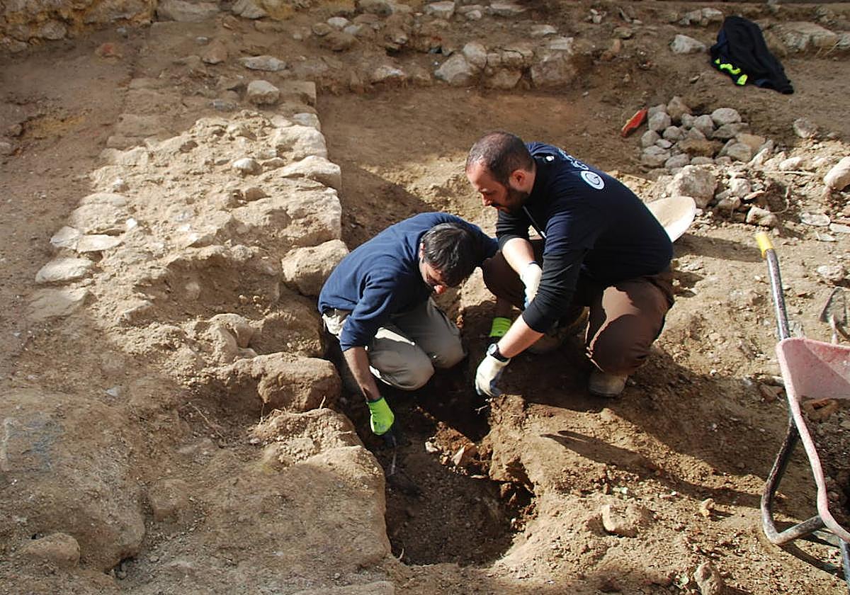 Dos arqueólogos trabajan en el interior del espacio que ocupó el Almacén de la Revilla de Salinas de Añana.