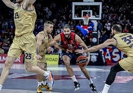 Darius Thompson busca avanzar hacia el aro ante la presión de Laprovittola y Mirotic