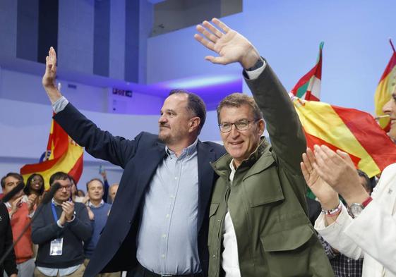 Carlos Iturgaiz y Alberto Núñez Feijóo, durante el mitin celebrado en Vitoria.