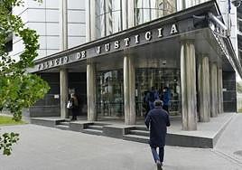 Acceso principal al Palacio de Justicia de Vitoria.