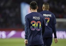 Messi y Mbappé, con los dorsales arcoíris.