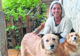 Eneritz de Madariaga con sus perros en su caserío de Artzentales.