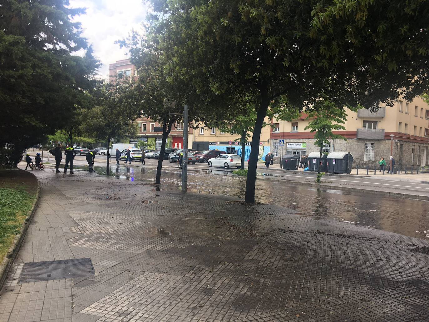 Agentes de la Policía Local limpian la alcantarilla en Obispo Ballester.