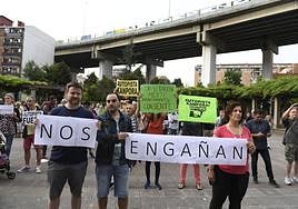 Miembros de la plataforma y ciudadanos de Rekalde se manifiestan contra el viaducto, en una imagen de archivo.