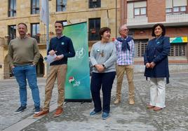 El candidato por el PNV, Aritz Abaroa, junto con parte de los integrantes de la plancha jeltzale, esta mañana, en la Goiko plaza de Bermeo.