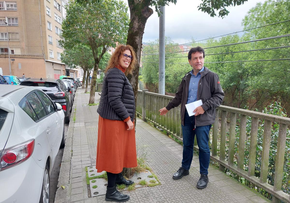 El candidato a la Alcaldía, Asier Iagorri, acompañado de la también jeltzale, Zuriñe Goikoetxea.