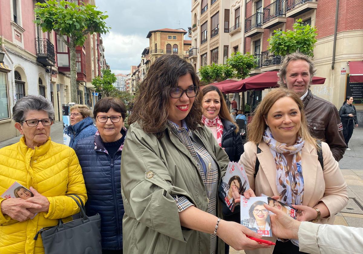 La candidata socialista a la Alcaldía, Carmen Díaz, ha repartido su programa por el barrio de Las Arenas.