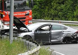 Imagen de uno de los coches implicados con una rueda arrancada.