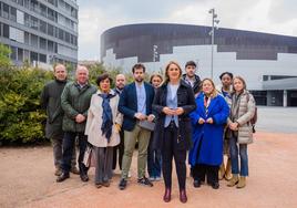 Domaica, frente al Iradier Arena con parte de su equipo electoral.