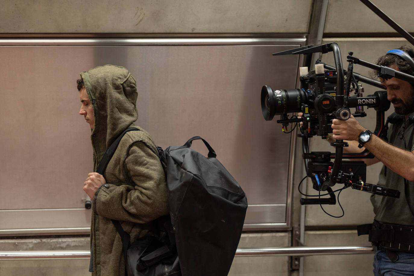 El metro de Bilbao es otro de los enclaves de la serie. En la foto, un concentrado Arón Piper delante de la cámara.