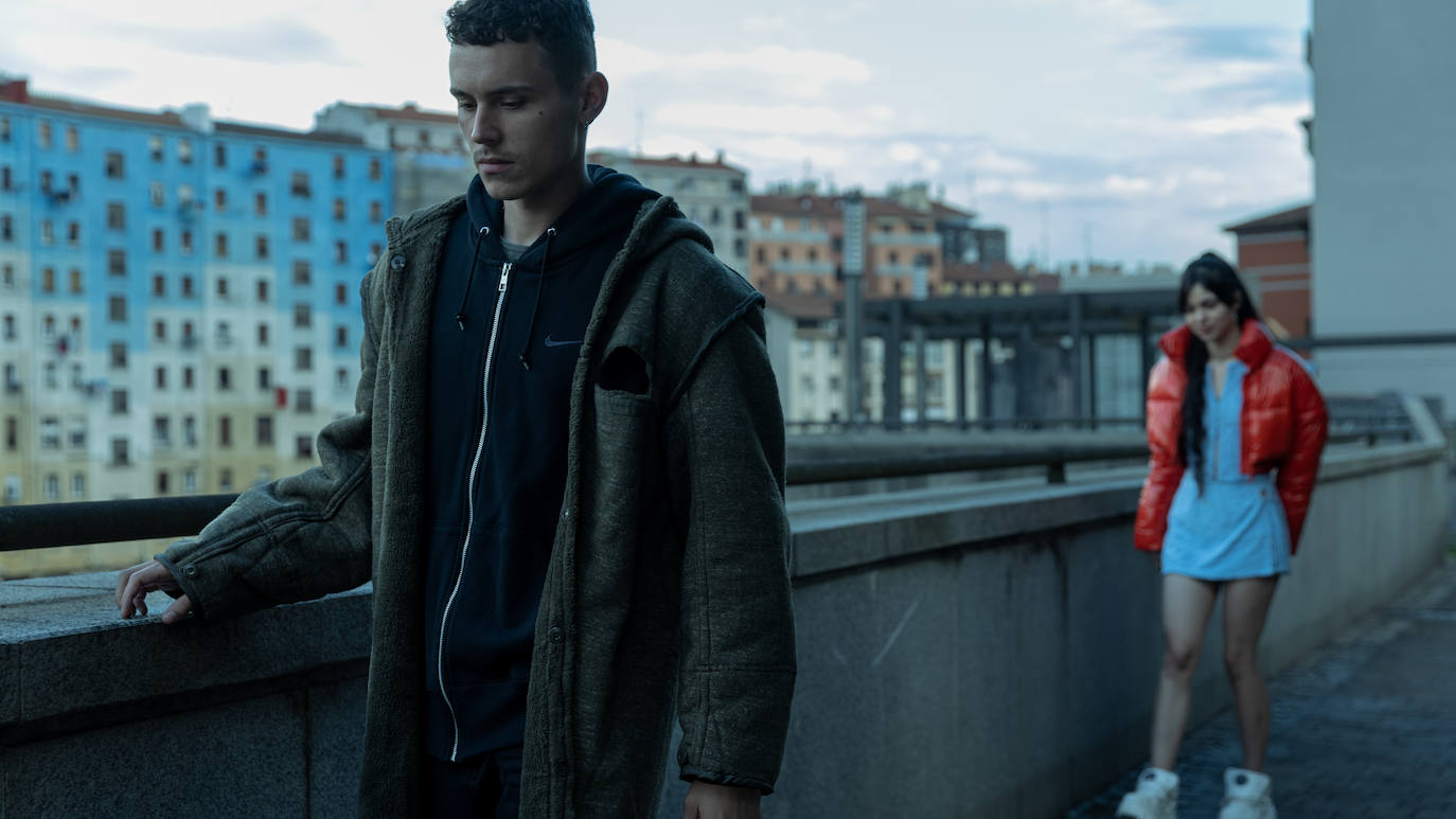 El paseo de los Caños es otro de los lugares de Bilbao que se vislumbran. En la imagen, Piper camina delante de Kovani.