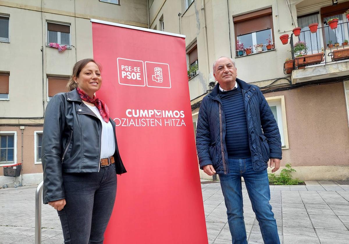 La candidata a la Alcaldía de Durango por el PSE-EE, Jesica Ruiz, junto con el Consejero Iñaki Arriola