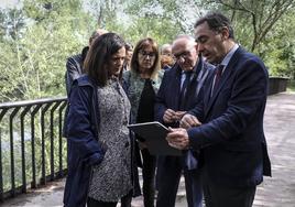 Beatriz Artolazabal y Ramiro González junto al director de URA, Antonio Aiz en el Anillo Verde.