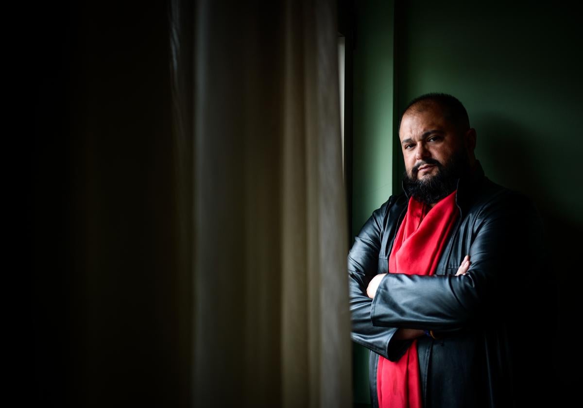 El tenor Celso Albelo caracterizado como Manrico en el camerino, poco antes de empezar el ensayo de 'Il Trovatore' en el Euskalduna.