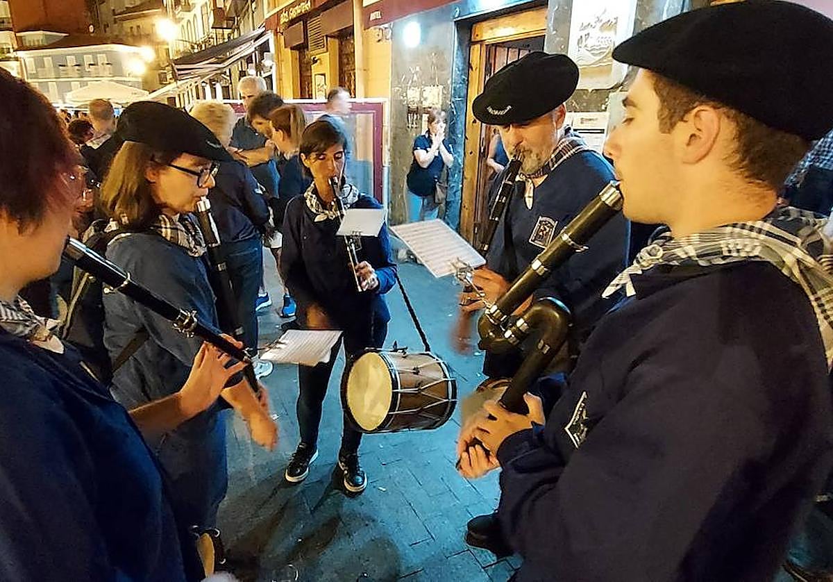 Miembros de la agrupación Kankinkabara durante una edición anterior de la Feria del Pescado de Bermeo.