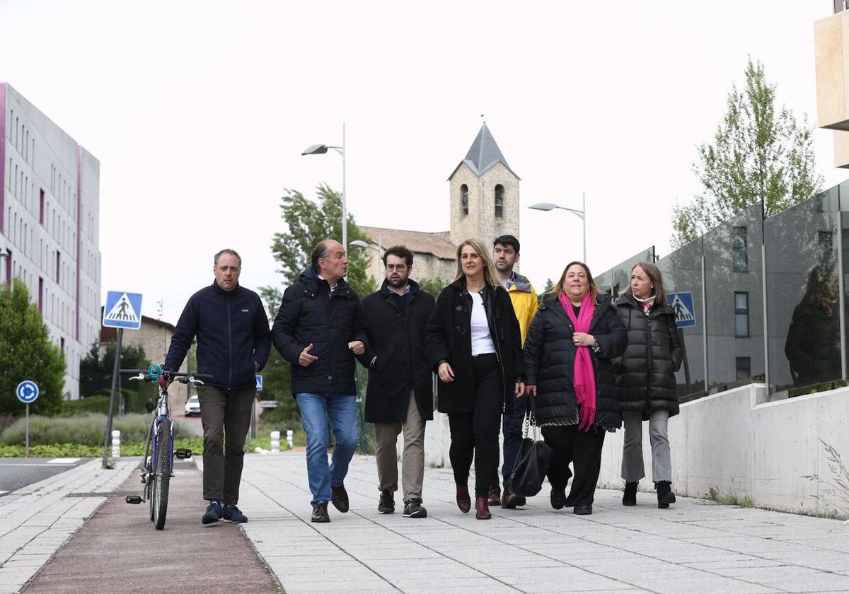 Ainhoa Domaica y otros candidatos del PP tras la comparecencia desarrollada en la calle Iruraiz-Gauna.