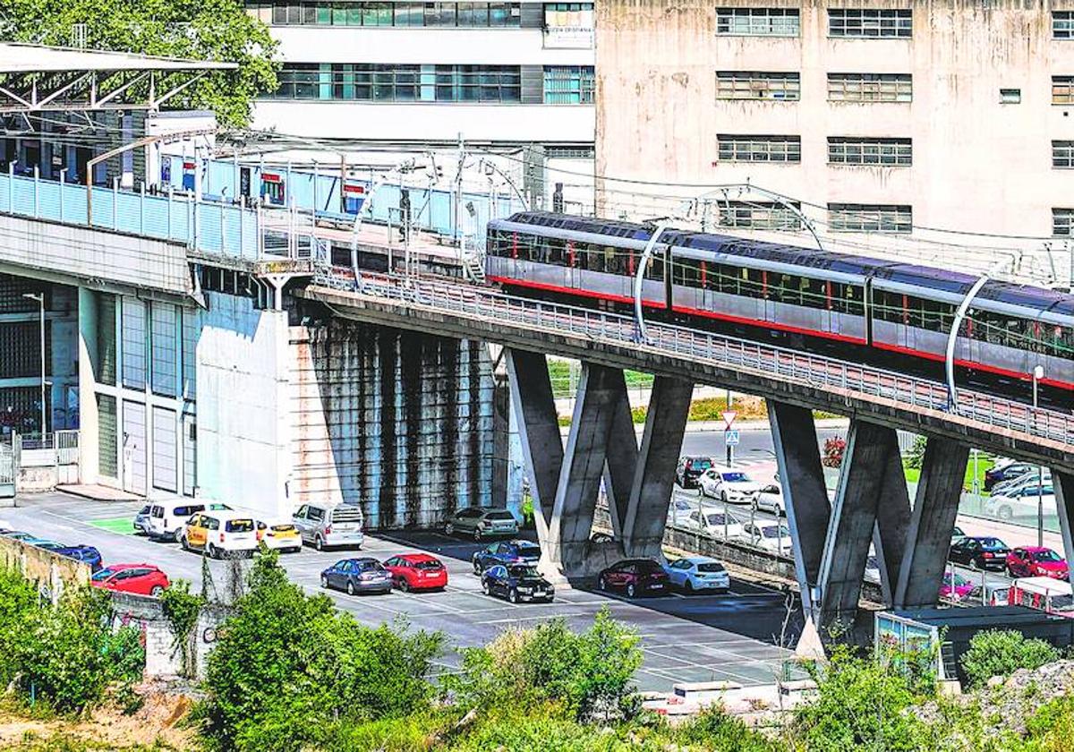 Uno de los dos puntos más problemáticos para renovar la vía es el viaducto que está junto a la estación de Bolueta.