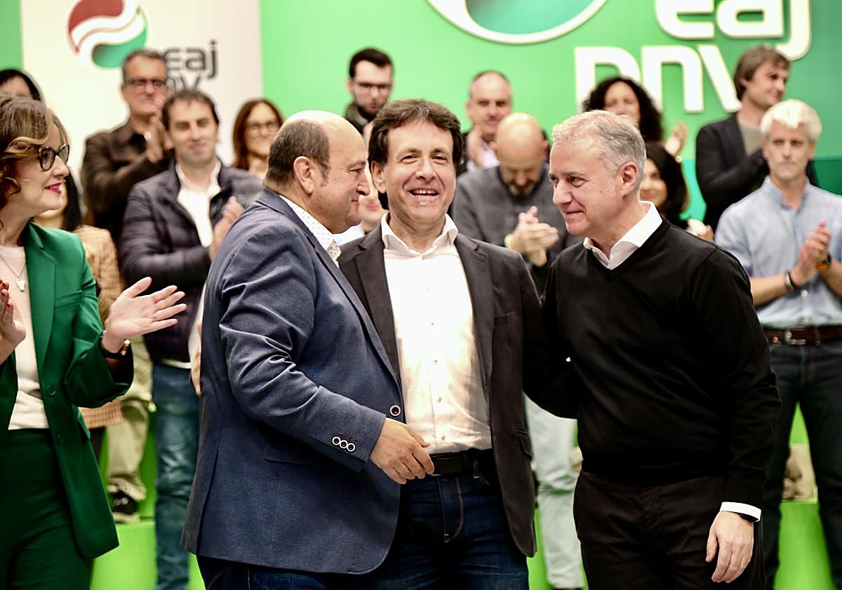 El candidato a la Alcaldía, Asier Iragorri, junto al lehendakari, Iñigo Urkullu y el presidente del EBB, Andoni Ortuzar