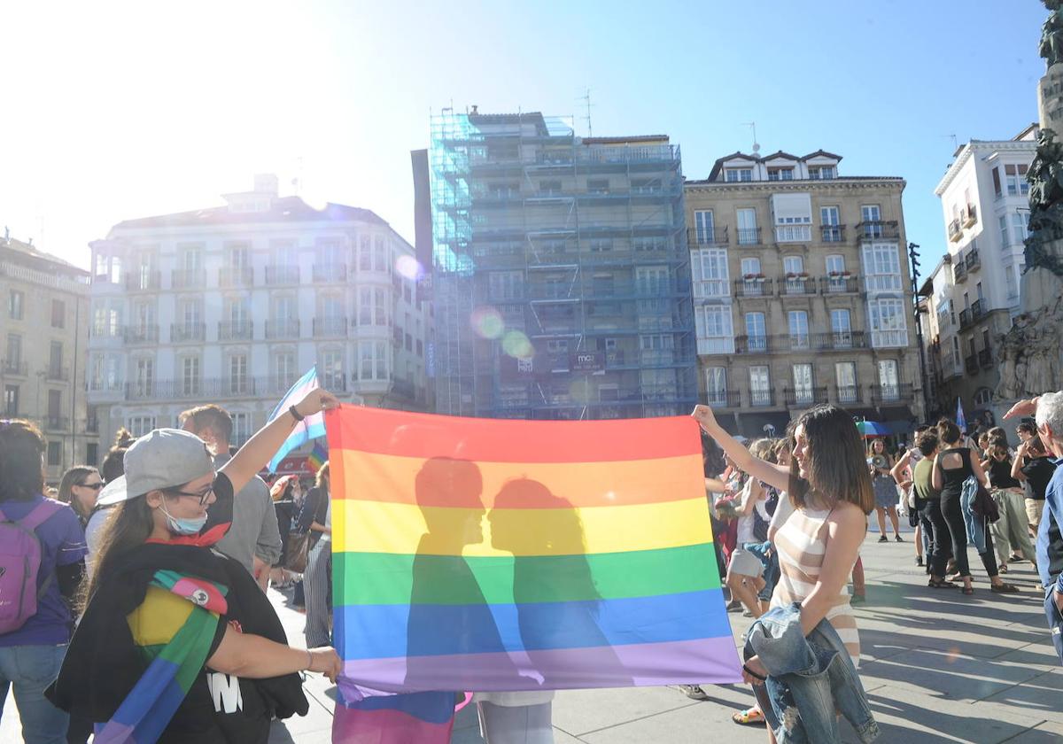 Manifestación por el día LGTBI+ en Vitoria en 2022.