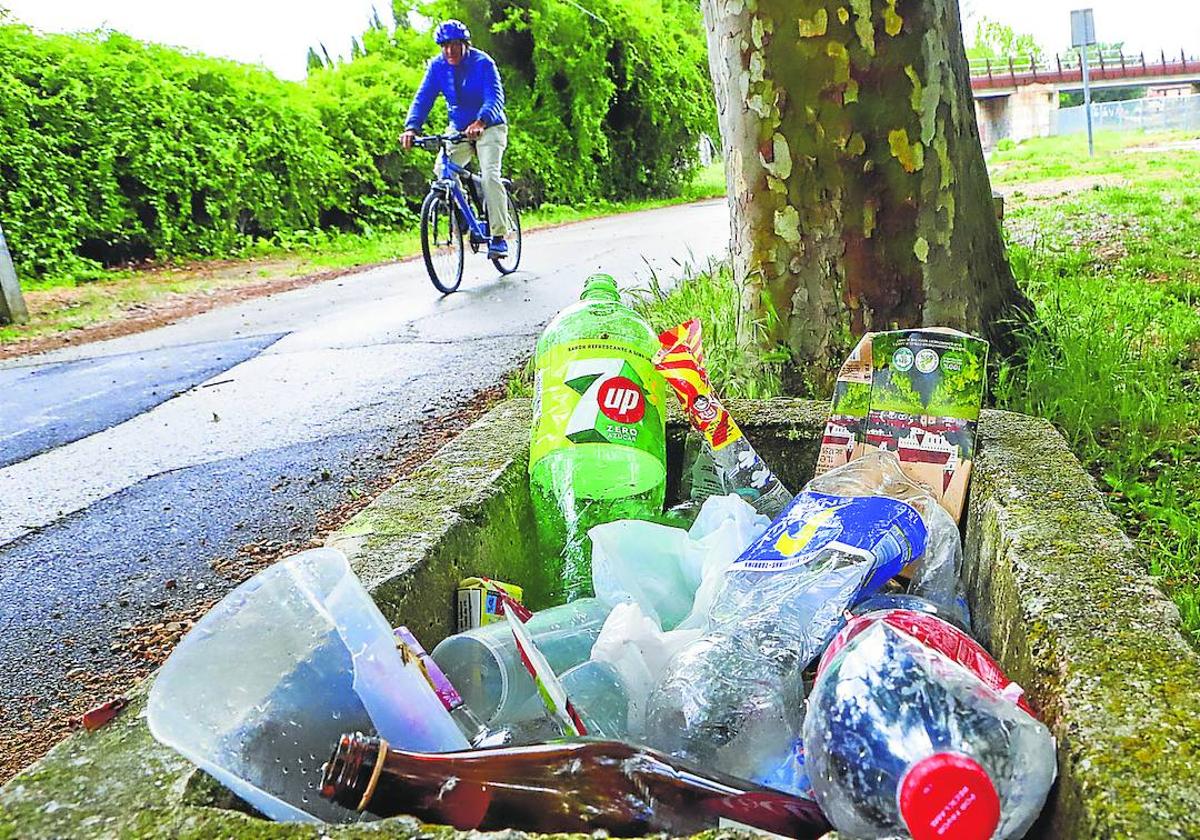 El paraje, frecuentado por ciclistas y caminantes, suele quedar lleno de basura.