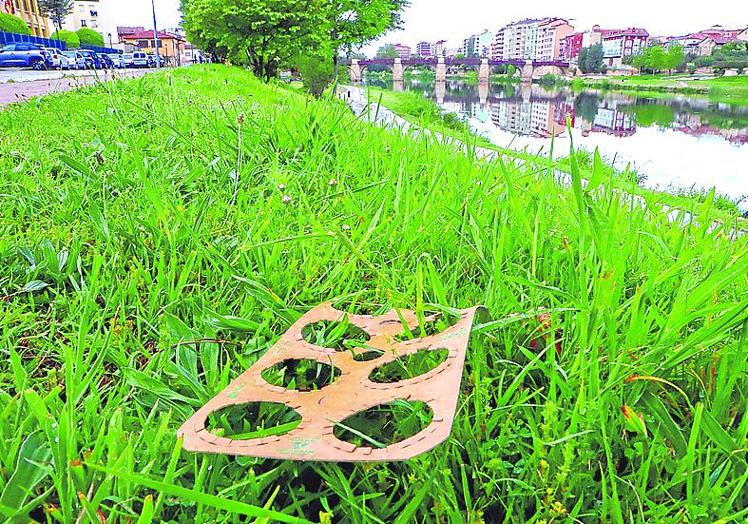 El entorno del río es un lugar muy concurrido por jóvenes.