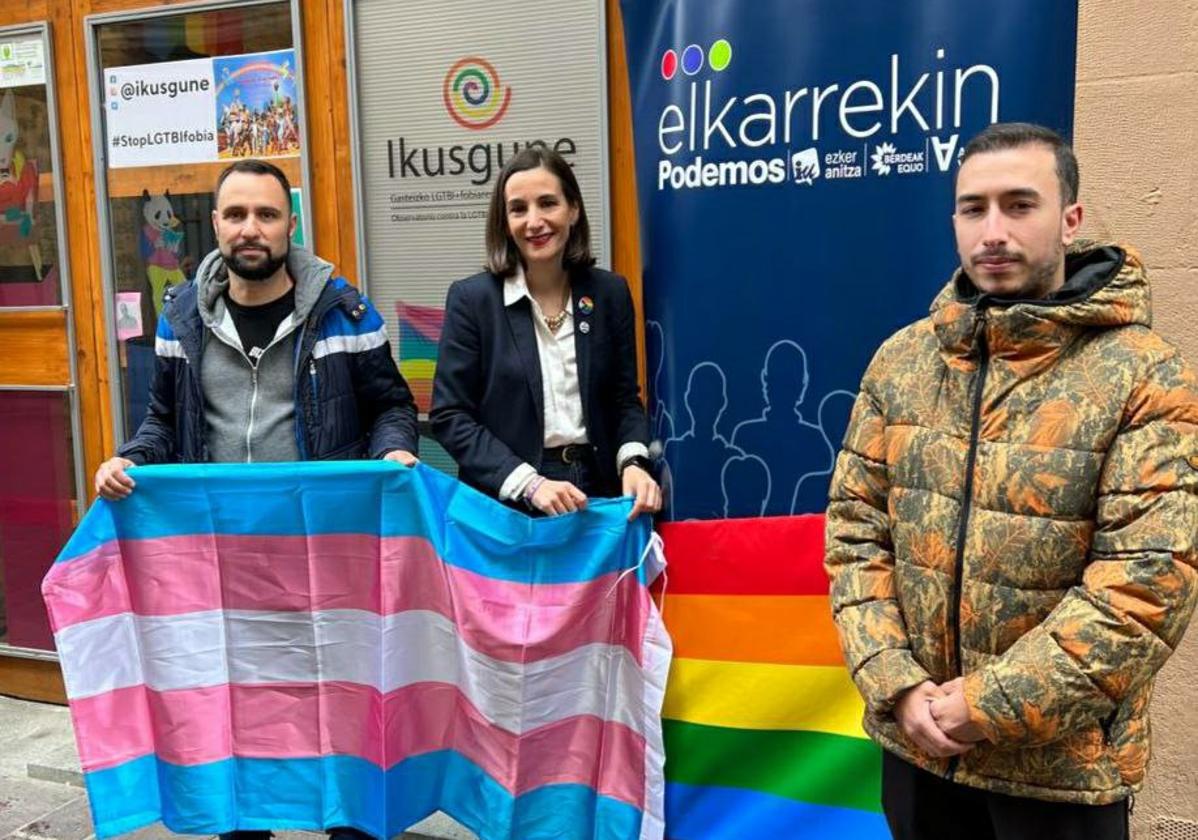 Garbiñe Ruiz, junto a Damián García Moreno e Imanol Martín posan a la entrada de Ikusgune.